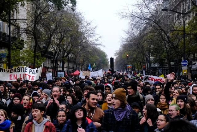 Γαλλία: Συνεχίζονται οι διαδηλώσεις για το συνταξιοδοτικό